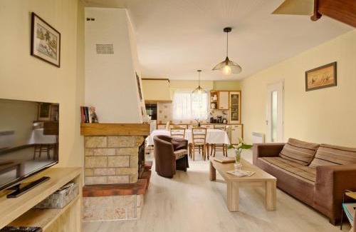 Saint-Jacques House | Holiday Home Le Clos Er Bert by Interhome