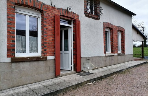 Subligny House | Holiday Home 'Le Gîte du Champ de la Croix' with Private Terrace, Private Garden and Wi-Fi