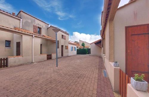 Les Mathes House | Holiday Home Les Charmilles-6 by Interhome