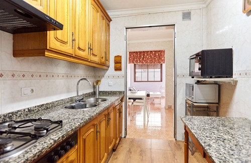 Baena House | Holiday Home 'López' with Private Terrace, Wi-Fi and Air Conditioning