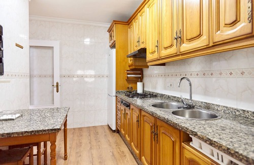 Baena House | Holiday Home 'López' with Private Terrace, Wi-Fi and Air Conditioning