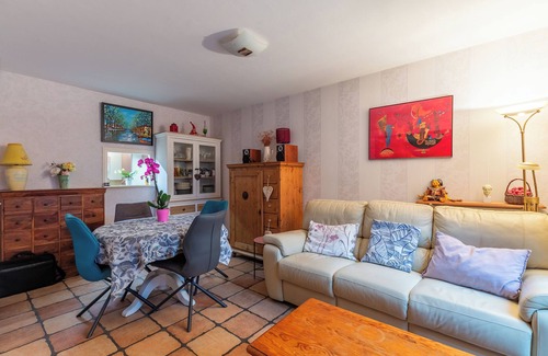 Annecy-le-Vieux House | Holiday Home "Maison Mitoyenne proche Lac Annecy" with Mountain View, Shared Terrace & Wi-Fi