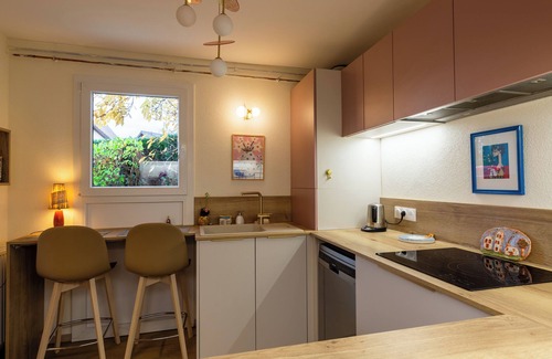 Annecy-le-Vieux House | Holiday Home "Maison Mitoyenne proche Lac Annecy" with Mountain View, Shared Terrace & Wi-Fi