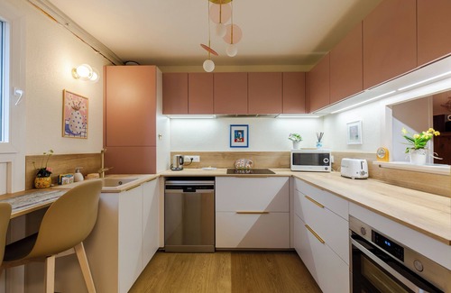 Annecy-le-Vieux House | Holiday Home "Maison Mitoyenne proche Lac Annecy" with Mountain View, Shared Terrace & Wi-Fi