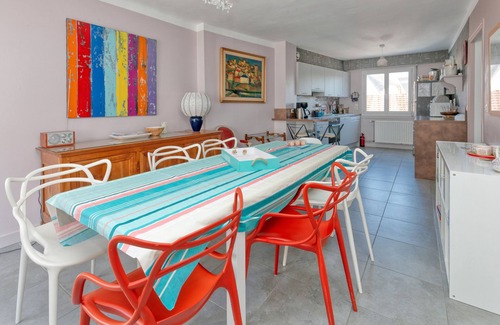 Le Pouliguen House | Holiday Home 'Maison De Famille Paisible' with Private Terrace and Wi-Fi