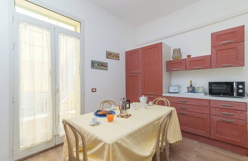 La Maddalena House | Holiday Home 'Maison Chloe 2' close to the Beach with Balcony, Terrace & Wi-Fi