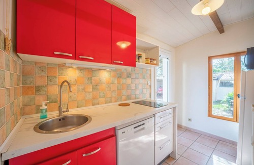 Garrigues House | Holiday Home 'Mazet' with Private Terrace, Private Garden and Wi-Fi