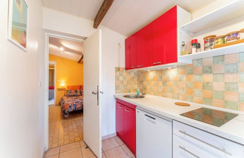 Garrigues House | Holiday Home 'Mazet' with Private Terrace, Private Garden and Wi-Fi