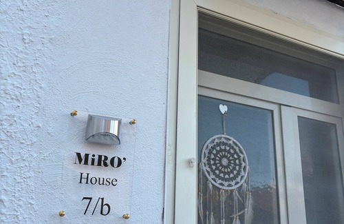 Municipio 4 House | Holiday Home 'Miro’ House' with Wi-Fi and Air Conditioning