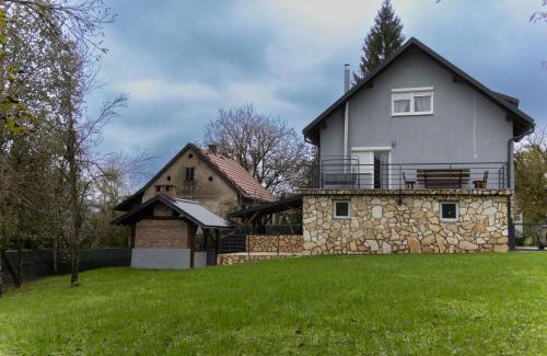 Presika House | Holiday Home Monte Fabula with Jacuzzi, Sauna and Backyard