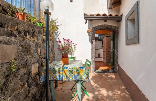 Piedimonte Etneo Apartment | Holiday Home 'Palmento' with Sea View, Wi-Fi and Air Conditioning