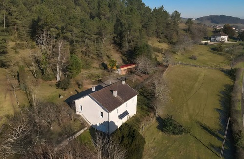 Agonac House | Holiday Home 'Puy De Pinou' with Private Garden and Wi-Fi