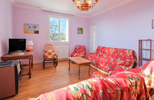 Agonac House | Holiday Home 'Puy De Pinou' with Private Garden and Wi-Fi