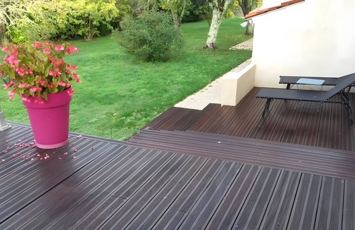 Jonzac House | Holiday Home 'Rénovée - Le 36' with Private Terrace, Private Garden and Wi-Fi