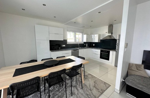 Lingolsheim House | Holiday Home 'Résidence Foch' with Balcony and Wi-Fi