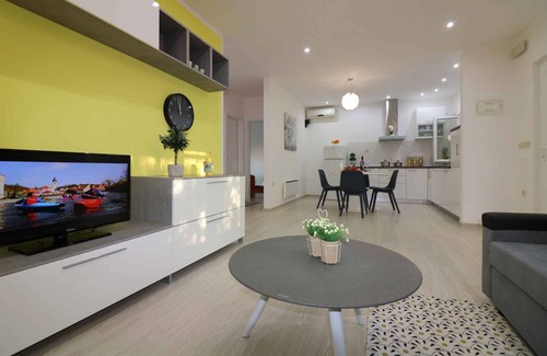 Vrvari House | Holiday home Semi-detached house with pool