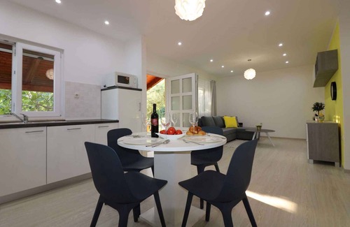 Vrvari House | Holiday home Semi-detached house with pool