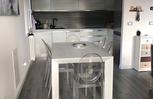 Lido di Spina House | Holiday Home 'Su 3 Piani Con Giardino' with Private Garden, Balcony and Wi-Fi