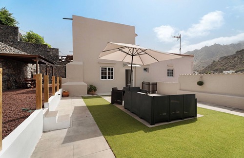 Hermigua House | Holiday Home 'Tierra Mojada' with Mountain View, Private Terrace and Balcony