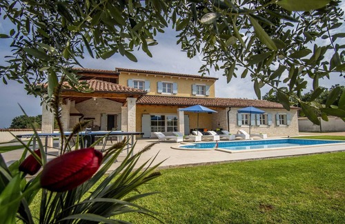 Pavicini Villa | Holiday Home Tranquil with Pool