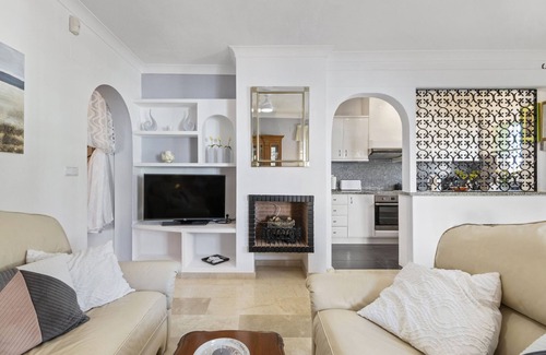 Orihuela Costa House | Holiday Home "Un Regalo de Corazón" with Shared Pool & Wi-Fi