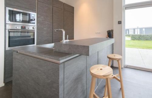Wemeldinge House | Holiday Home Vakantiehuis Ruisweg 91 by Interhome