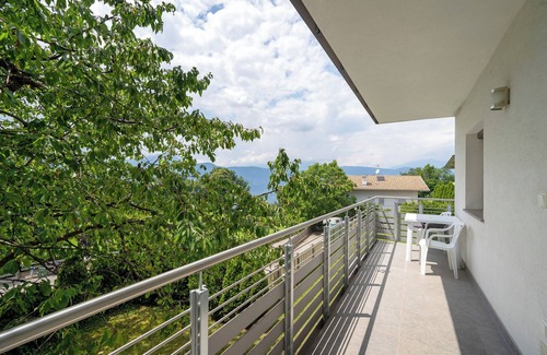 Salonetto House | Holiday Home 'Villa Reny' with Mountain View, Private Terrace and Wi-Fi