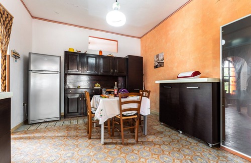 Solanas House | Holiday Home 'Villetta Degli Ulivi' with Private Terrace, Private Garden and Air Conditioning