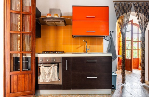Solanas House | Holiday Home 'Villetta Degli Ulivi' with Private Terrace, Private Garden and Air Conditioning