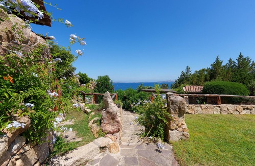 Baja Sardinia House | Holiday Home 'Villetta Orso' with Sea View, Wi-Fi and Air Conditioning