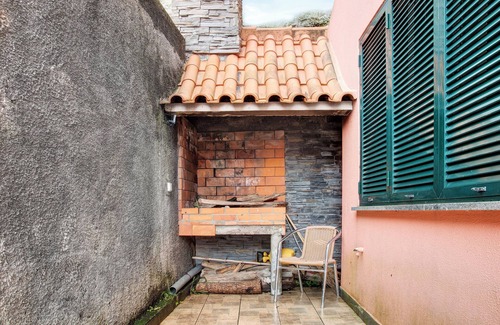 Sao Vicente House | Holiday Home 'Vinháticos House' with Mountain View, Garden & Wi-Fi