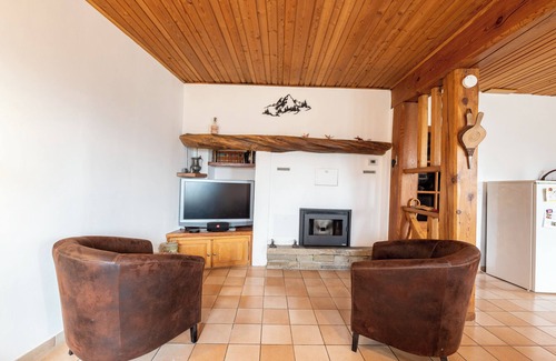 Aime House | Holiday Home 'Volets Verts' with Mountain View, Shared Garden and Wi-Fi