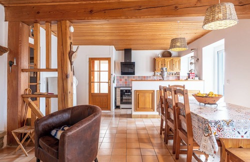 Aime House | Holiday Home 'Volets Verts' with Mountain View, Shared Garden and Wi-Fi