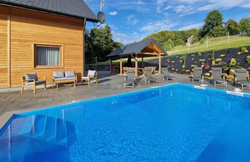 gmina Iwierzyce House | Holiday Home Wi niowa with Pool and Mountain Views