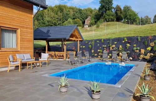 gmina Iwierzyce House | Holiday Home Wi niowa with Pool and Mountain Views