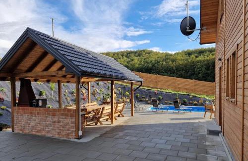 gmina Iwierzyce House | Holiday Home Wi niowa with Pool and Mountain Views