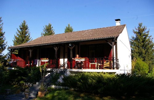 Thury House | Holiday home with garden, barbecue and terrace