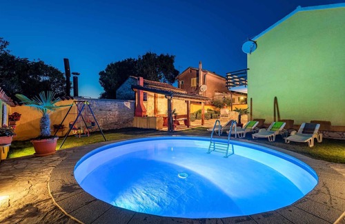 Mali Vareski House | Holiday home with pool, gazebo and children's swings