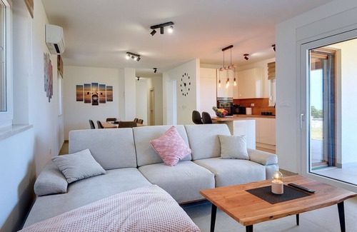 Valtura House | Holiday home with jacuzzi and tavern with billiards