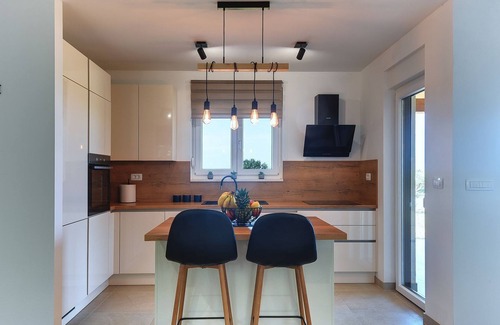 Valtura House | Holiday home with jacuzzi and tavern with billiards