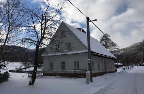 Bozanov House | Holiday home with large terrace and Wifi in beautiful surroundings