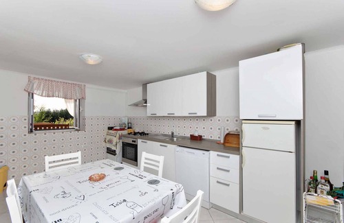 Lopar House | Holiday home with terrace and barbecue