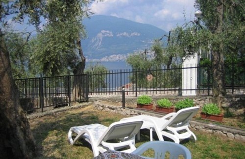 Magugnago Apartment | Holiday House Margherita GARDEN