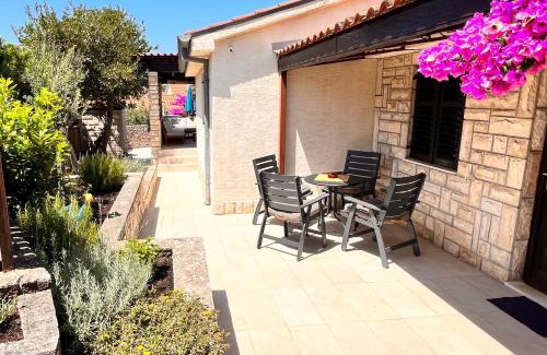 Razanj House | Holiday House Mia