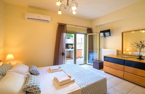 Dempla House | Holiday house Spilia for 1 - 16 persons with 6 bedrooms - Holiday home