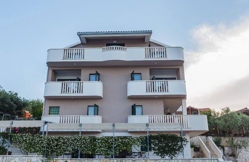 Razanj House | Holiday House with garden, close to the beach