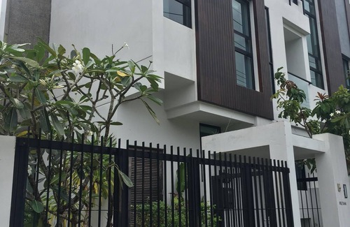 Kathu House | Holiday House with Pool right next to fairways on Golf Course