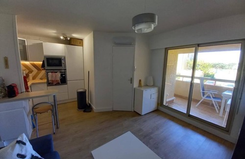 Six-Fours-les-Plages Apartment | Holiday in the sun air-conditioned sea view apartment 150m from the sea