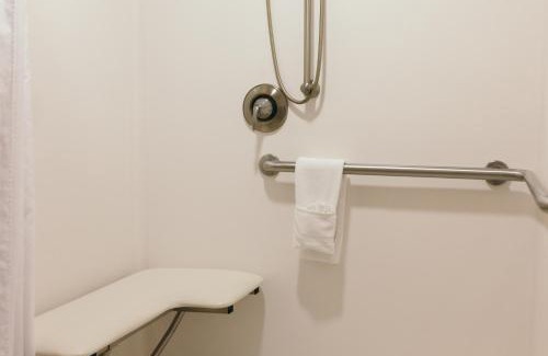 East Peoria Hotel | Holiday Inn and Suites East Peoria by IHG