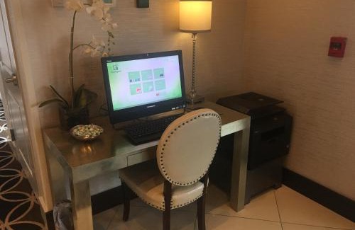 East Peoria Hotel | Holiday Inn and Suites East Peoria by IHG